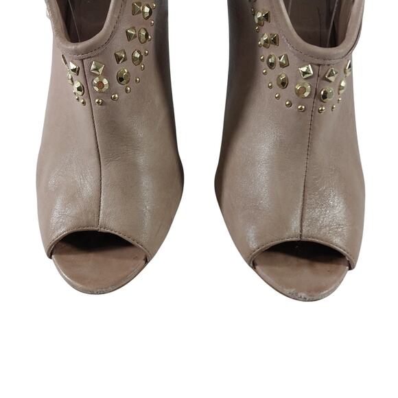 VINCE CAMUTO! FAWN BEIGE/TAN GENUINE LEATHER, GOLD STUDDED ZIPPER HEELS! SZ 8M - Picture 5 of 12